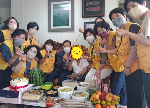 고성읍 적십자봉사회， 어르신 생신상 마련