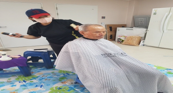 진영 미나헤어 원장， 어르신 무료 커트 봉사