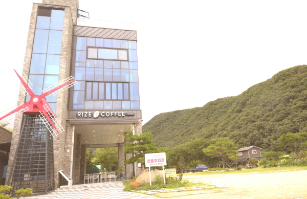 [김해 장유 대청계곡 카페] 자연 품은 실내서 깊은 커피맛 즐기며 삶을 입다