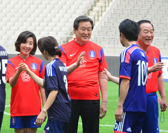 9년만에 한일의원 축구대회… 8대 4 勝