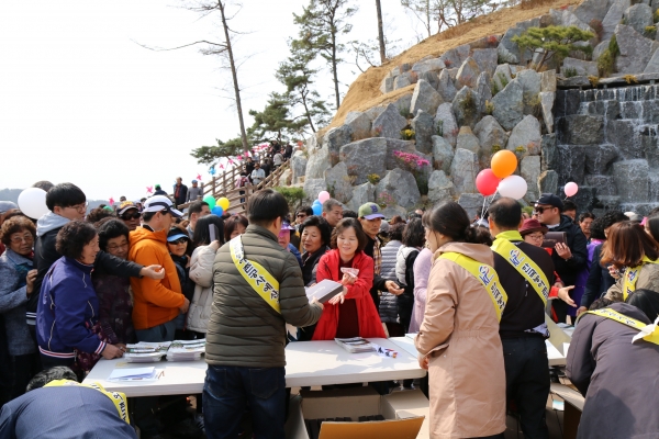 농어촌공사, 예당호 출렁다리 개통식서 농지은행 홍보