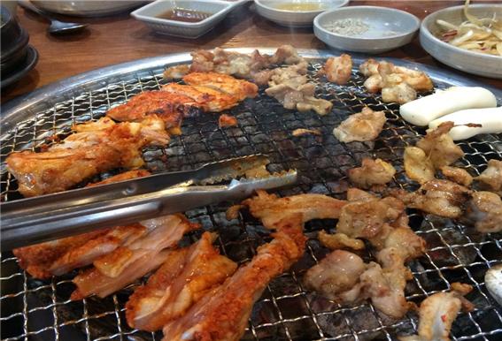 [양재호의 맛기행] ⑱ 참숯향에 즐기는 닭갈비 맛집 숯불 홍 닭갈비