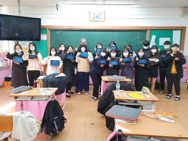 금산산업고등학교, 학생들에게 MS 태블릿 PC 지급