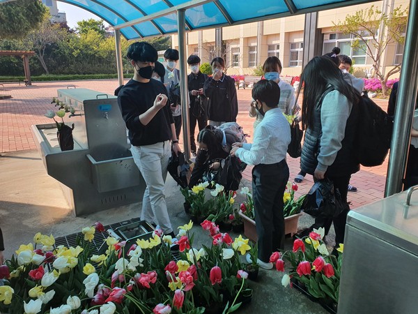 삽교중, 제41회 장애인 날  사랑과 우정의 꽃 나눔