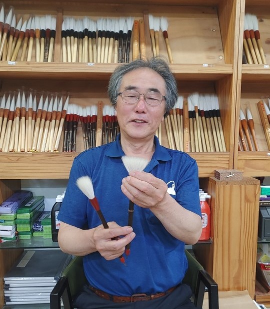 [충남일보가 만난 사람] 백년 가게 백제 필방, 붓의 명맥을 잇다