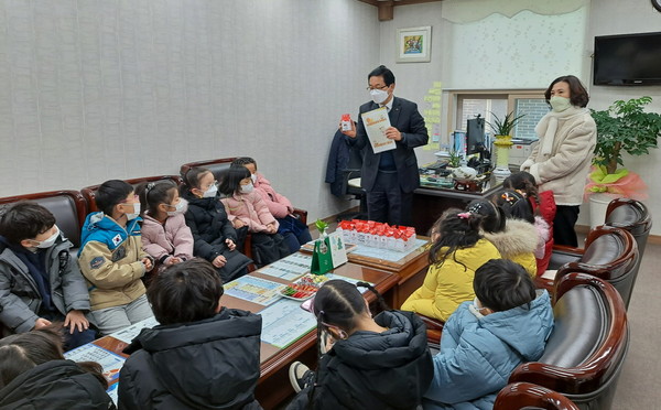 공주시 중학동 새싹어린이집, 사랑의 저금통 기탁