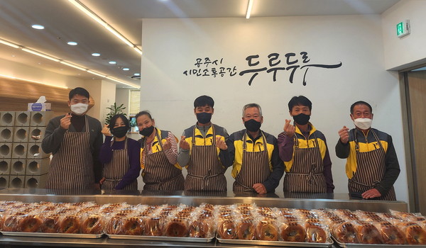 공주시 신풍면과 지역사회보장협의체, 복지재단 요양병원 방문 빵 나눔