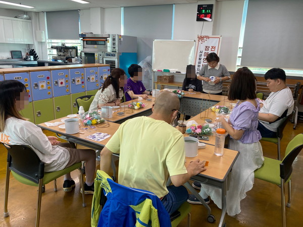부여군장애인종합복지관, 부여도서관 연계 토탈공예 활동 실시