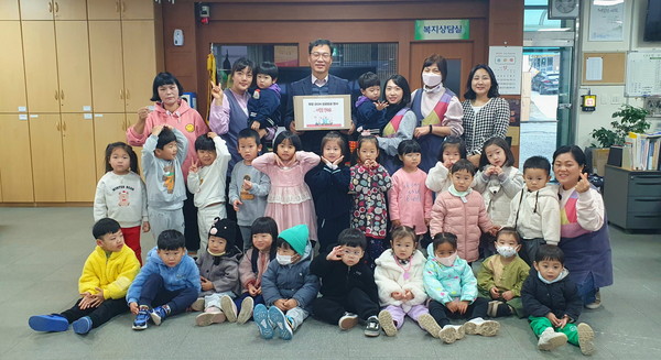공주시 신풍어린이집, 이웃돕기 성금 전달
