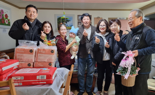 보령시 대천25통, 결혼 9년만에 득남 소식에 온동네 주민 들썩