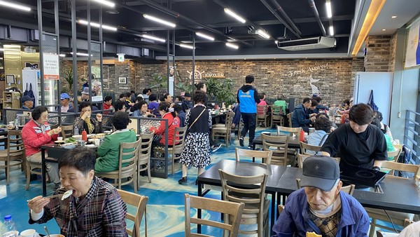 [포토] 보물섬수산, 어버이날 맞이 무료식사 봉사활동 실시