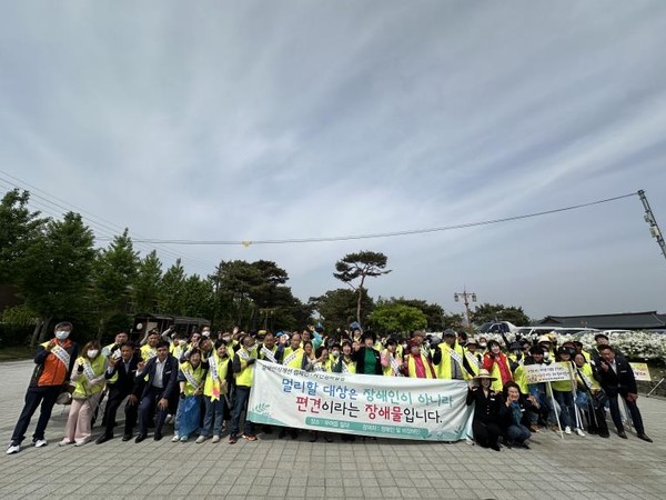 부여군장애인종합복지관, 장애인식개선 캠페인과 자연정화활동 실시