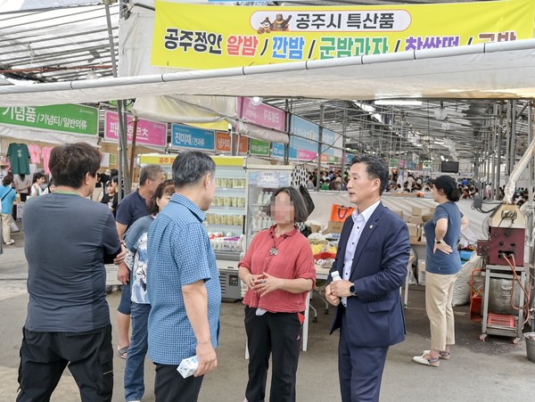 공주시의회 임달희 의장, 갈릴리 수양관 공주 홍보 부스 격려 방문