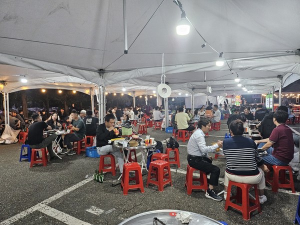 [포토] 대전 한우 숯불구이 축제 유성에서 개막... 첫날부터 북적북적