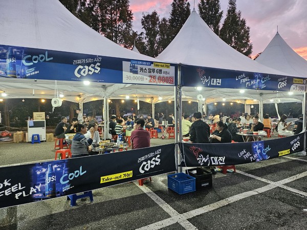 [포토] 대전 한우 숯불구이 축제 유성에서 개막... 첫날부터 북적북적