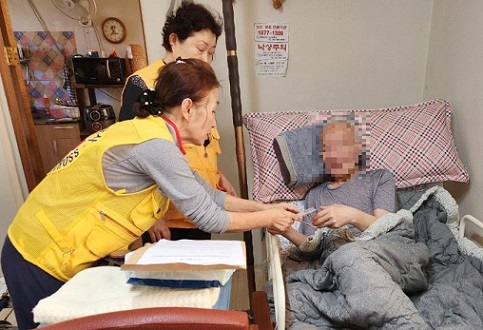 [포토] 대한적십자사 충남지사, 취약계층에 온누리상품권 지원