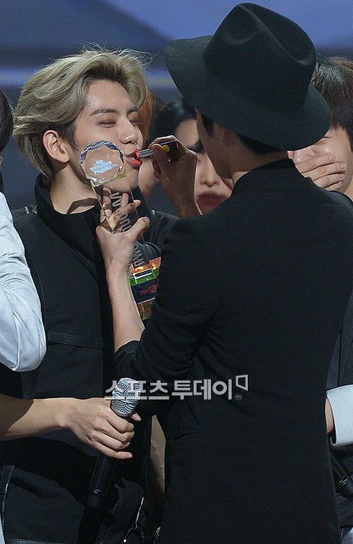 [포토]1위 공약 실천 립스틱 바르는 인피니트 동우