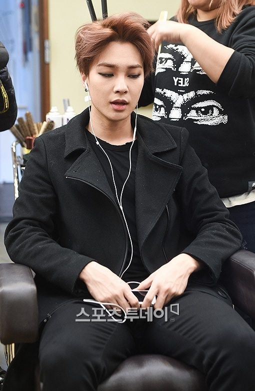 [포토]보이프렌드 정민, 메이크업 받으며 음악에 집중(스타24시)