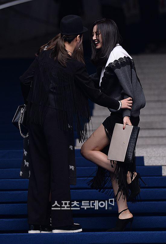 [ST포토]손나은 (윤)보미-(박)초롱아 나 무릎 호해줘~(서울패션위크)