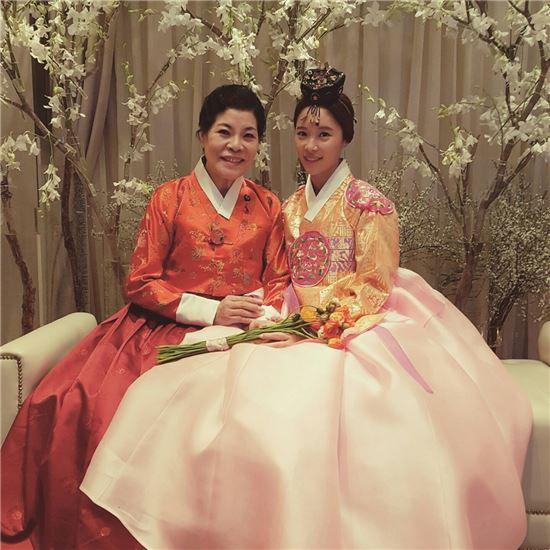 황정음 결혼, 박술녀와 다정한 투샷 [ST포토]