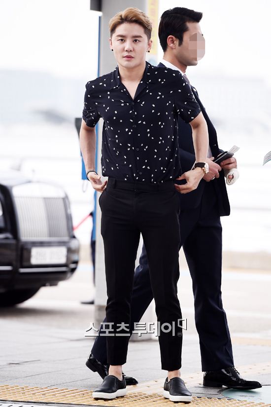 [ST포토] 김준수, 출국 전 옷부터 매만지고