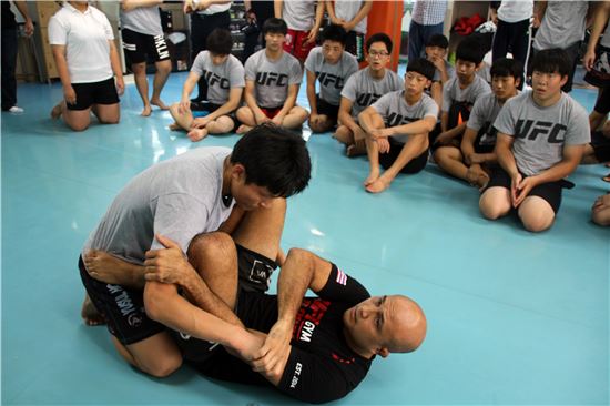 UFC 파이터 BJ 펜, 청소년 MMA 수업 일일교사 변신
