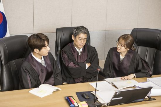 미스 함무라비 고아라X김명수X성동일, 초진지 리허설 포착…진짜 판사 다 됐네