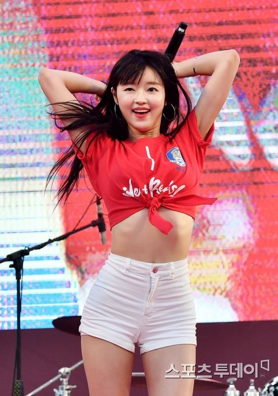 [ST포토] 오마이걸 유아, 갈비뼈 공개