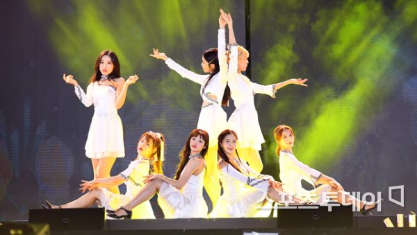 [ST포토] 오마이걸 요정의 무대 