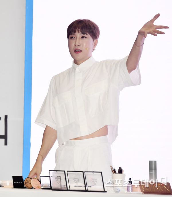 [ST포토] 김기수, 관심 한 몸에 받는 뷰티 크리에이터