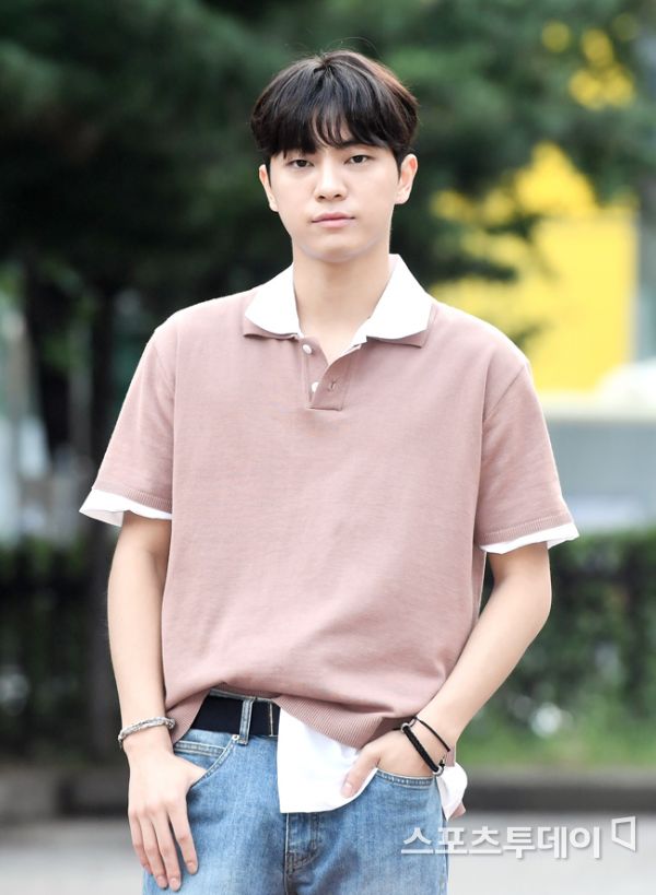 [ST포토] 뮤직뱅크 출근하는 가수 이우