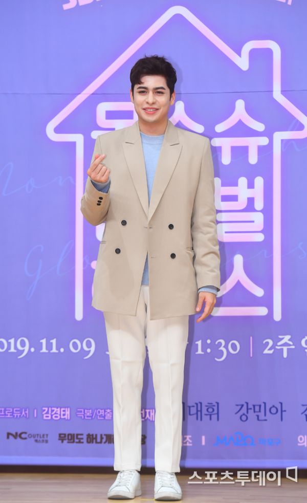 [ST포토] 크리스티안 부르고스, 포즈는 역시 손가락하트