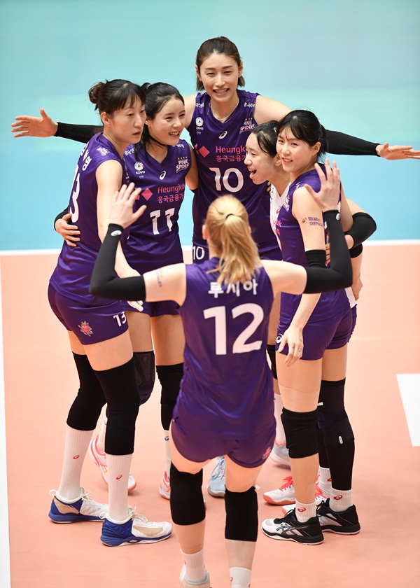 김연경 복귀 흥국생명, 현대건설에 3-0 완승
