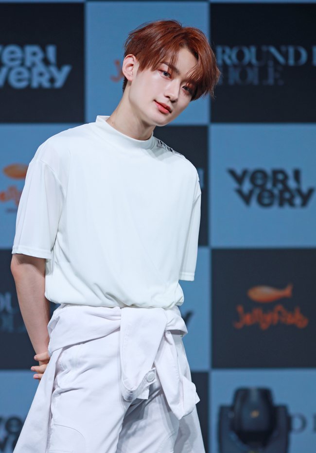[ST포토] 베리베리 용승, 고개를 옆으로 살짝