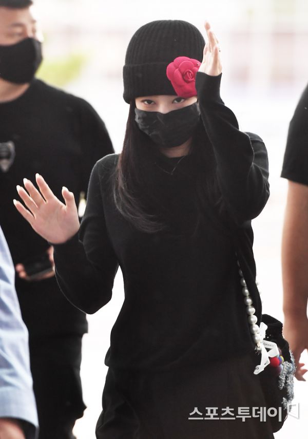 [ST포토] 블랙핑크 제니, 출국은 즐거워