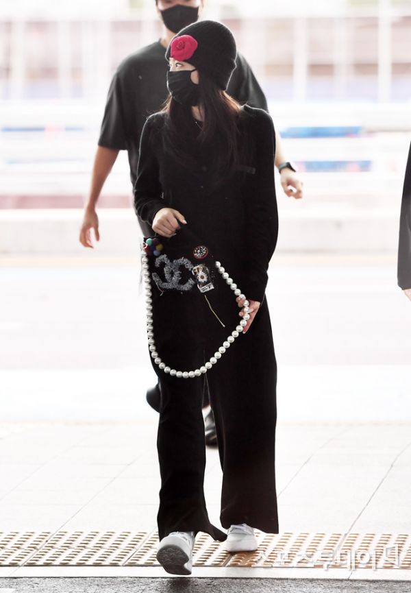 [ST포토] 블랙핑크 제니, 올블랙 샤넬 패션