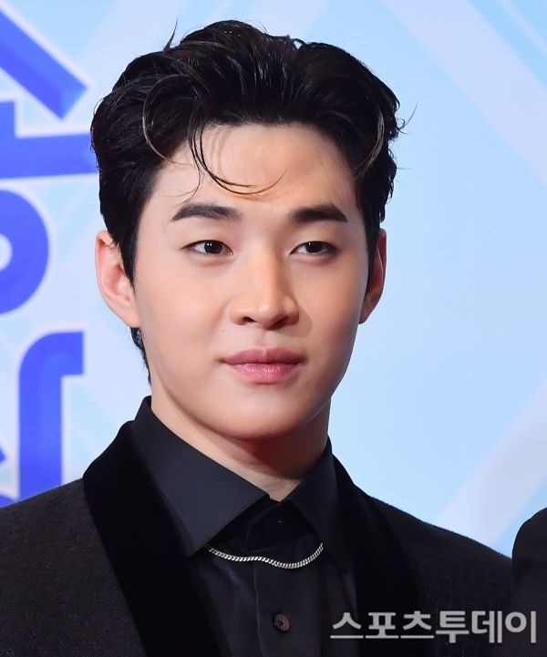 헨리, 친중 논란에 행동·말이 아닌 제 피가 불편하다면…