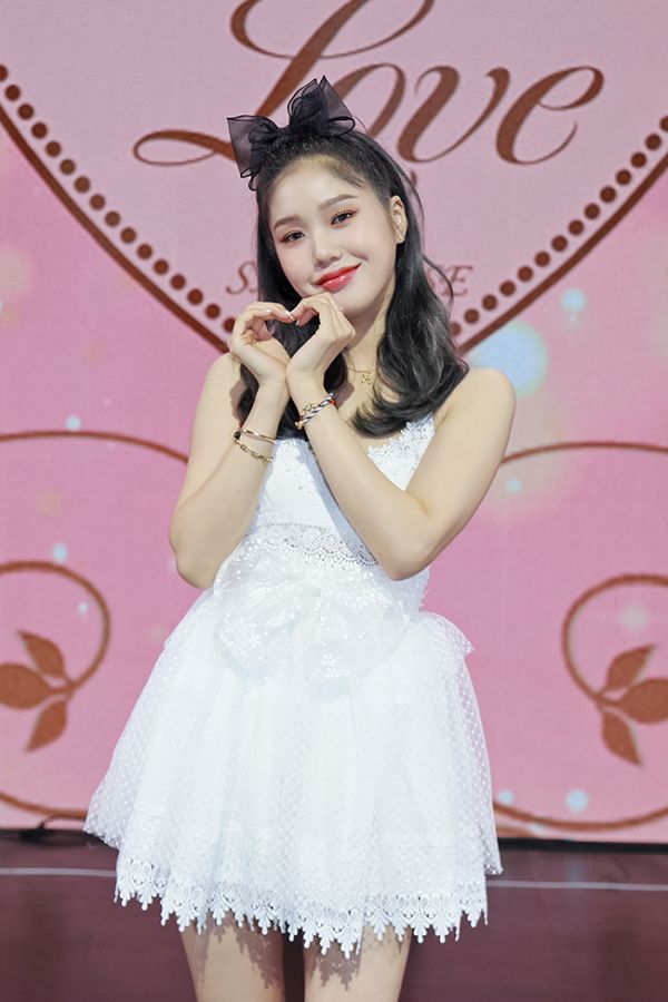 [ST포토] 오마이걸 미미 매력적인 손하트