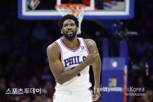 엠비드, NBA 첫 非 미국인 득점왕 등극…센터로는 22년 만
