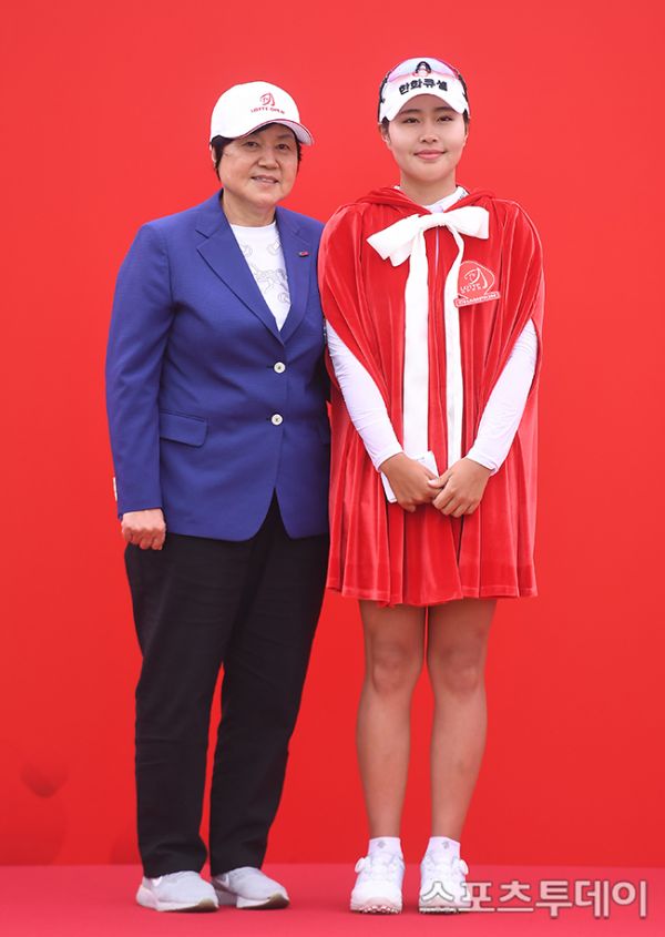 [ST포토] 강춘자 대표이사 '성유진 프로 축하해요'