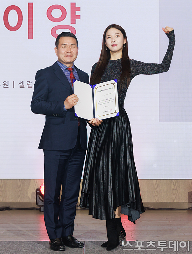 [ST포토] 깊은바다 장명윤 대표, 수상 축하합니다