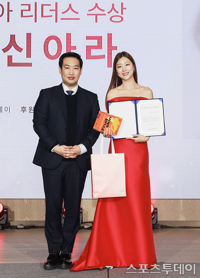 [ST포토] 인플루언서상 시상한 지우컴퍼니 서광원 브랜드 사업본부장