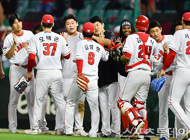 [ST포토] SSG, LG 상대로 5-3 승리