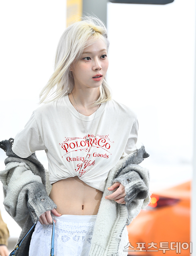 [ST포토] 에스파 윈터, 티셔츠 말아 올리고 배꼽 공개