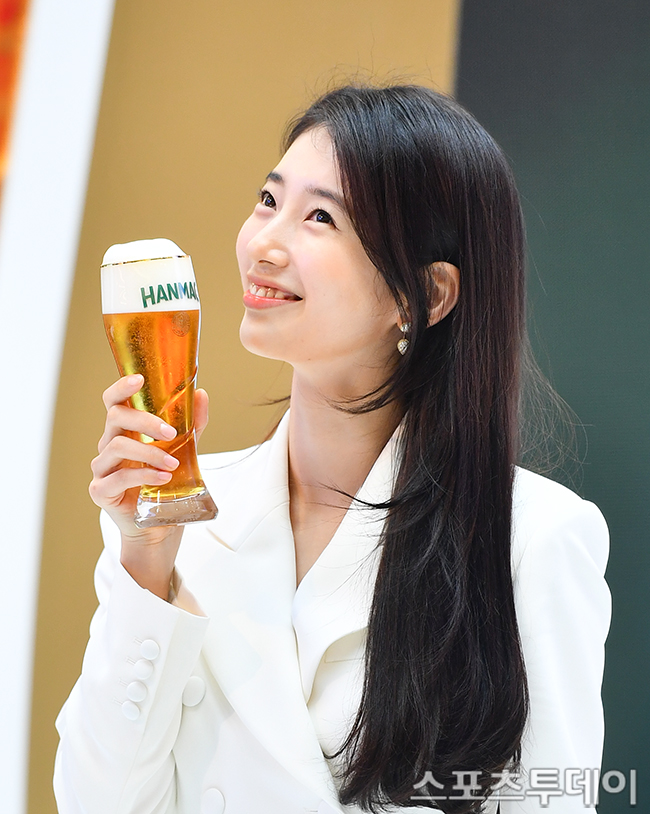 [ST포토] 수지, 소주 광고 뒤로 하고 맥주 모델로