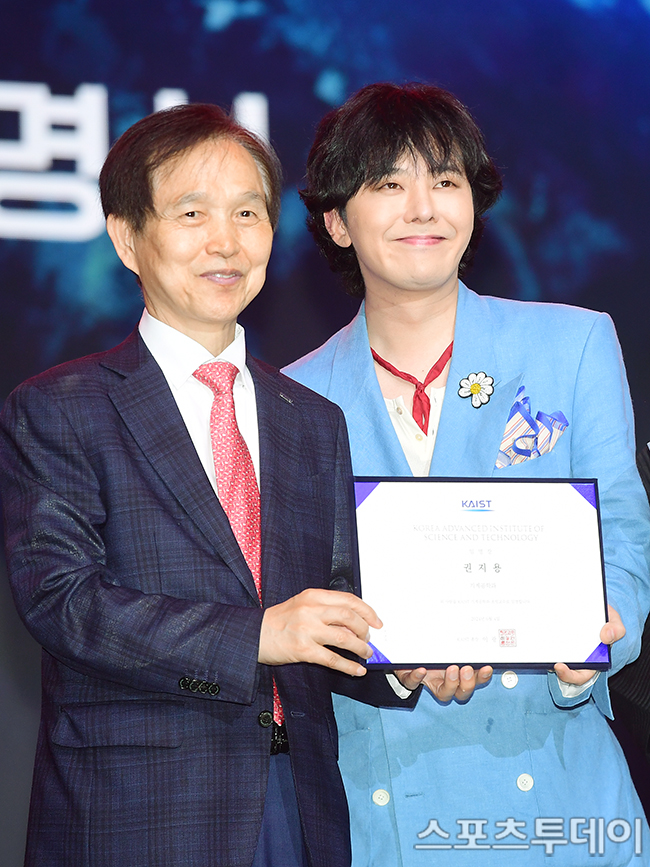 [ST포토] 카이스트 초빙교수 임명장 받은 지드래곤