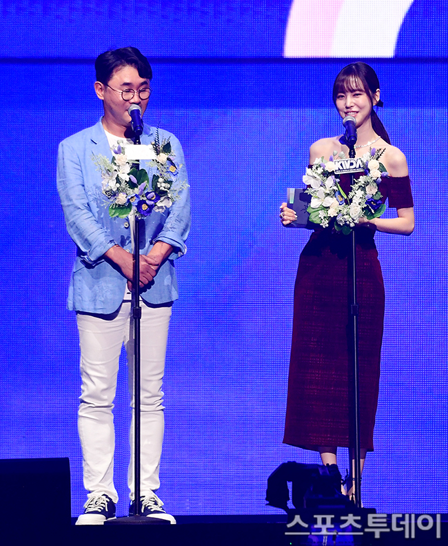 [ST포토] K 월드 드림 베스트 뮤직비디오상 시상하는 오용민 교수-진세연