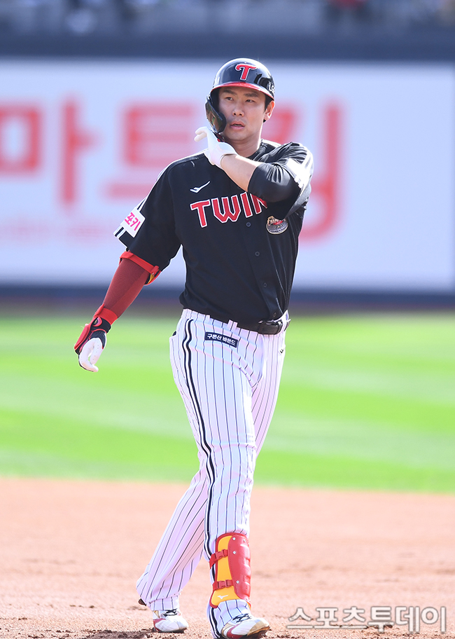 [ST포토] 홍창기, 첫 타석 안타