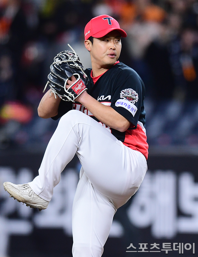 [ST포토] 이형범, 힘차게 던진다