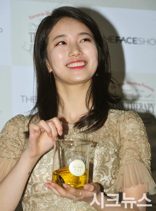 [시크포토]반하겠네~, 환한 미소 짓는 수지